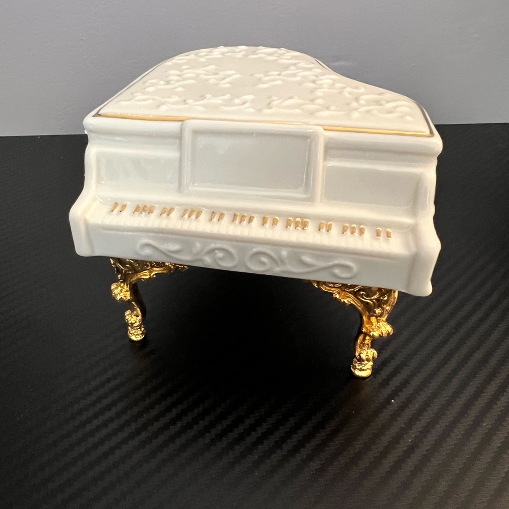 Vintage Adante Grand Piano Cream and Gold Tone Music Box - Unchained Melody